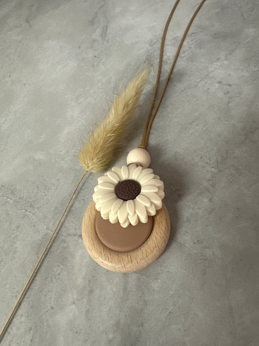 Breastfeeding Necklace - Daisy Flower Nude Shade